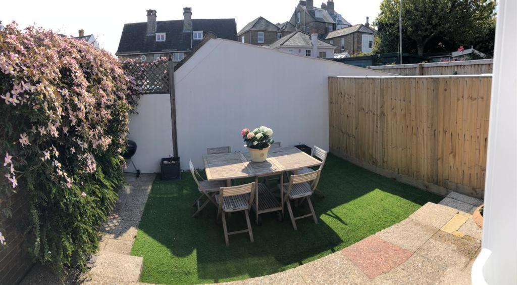 Trafalgar, Lovely Ground Floor Flat With Outside Patio Garden, Minutes Walk To Seafront Seaview Eksteriør billede